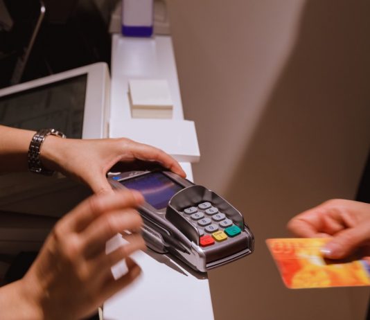 Romanii utilizeaza cardurile PayPass in magazine alimentare, restaurante fast-food, benzinarii si farmacii carduri PayPass