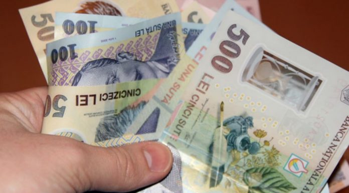 Romanii isi lasa salariile la banci. Cat pierdeti economisind in lei