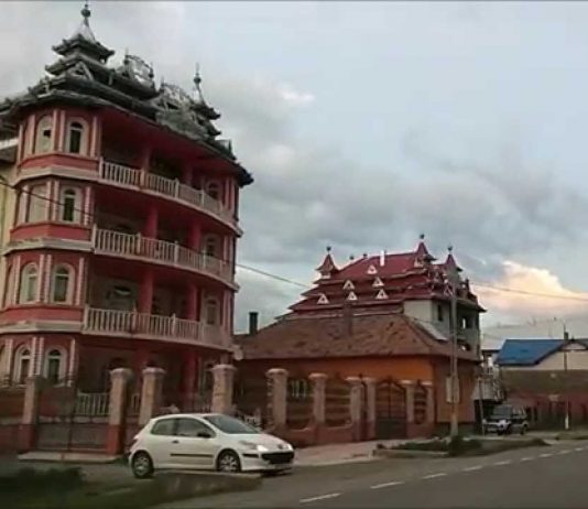 Casele unor hoti romi din Huedin, in presa engleza
