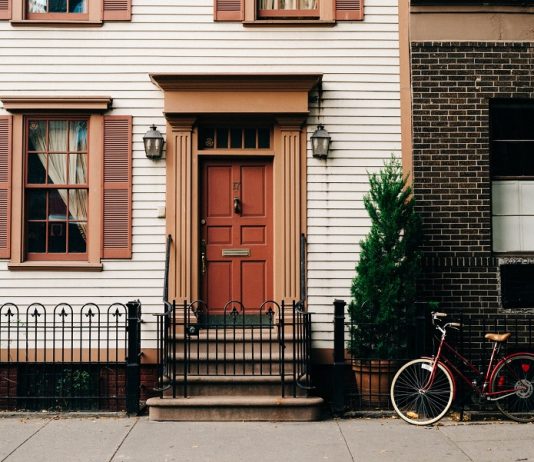 Totul despre amenajarea gardului cu profile decorative