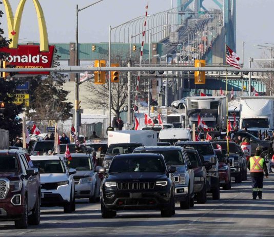 Sute de camionieri si protestatari blocheaza traficul pe o autostrada de la granita SUA-Canada