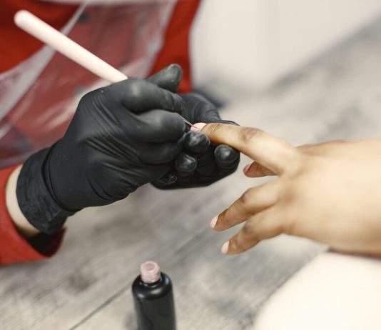 4 detalii din cadrul saloanelor de manichiurӑ care reușesc sӑ aducӑ o experiențӑ plӑcutӑ