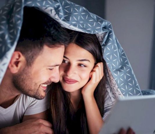 Filme porno pentru cupluri: o solutie pentru viata de cuplu monotona