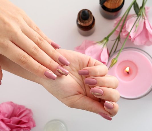 Cum să ai o manichiură rezistentă toată vacanța? – Top 4 motive să apelezi la manichiura semipermanentă în sezonul cald