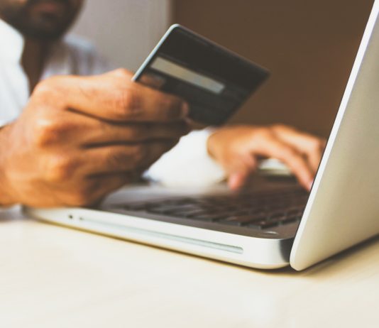 Doi din trei români utilizatori de internet au efectuat cel puțin o comandă online în 2022