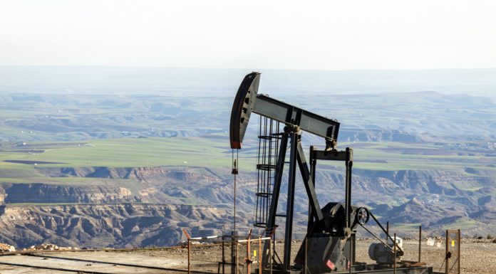 Pretul petrolului a atins 80 de dolari pe baril, pe fondul problemelor cu comert in Marea Rosie