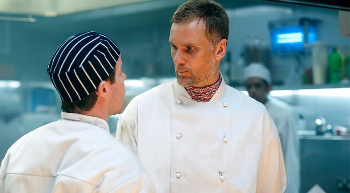 Urmariti serialul de comedie „Whites” daca v-a placut „Ursul”