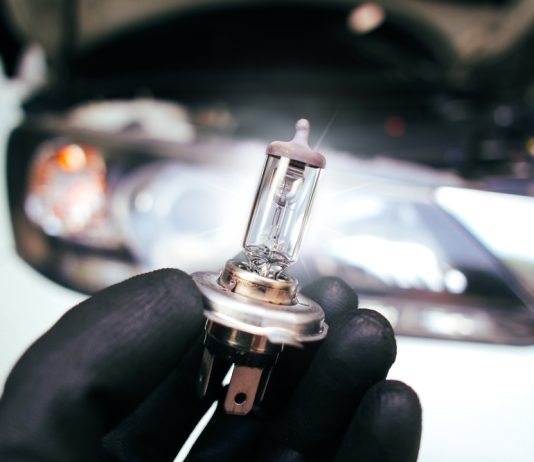 Cum schimbi becul de semnalizare la VW Passat B6, pas cu pas